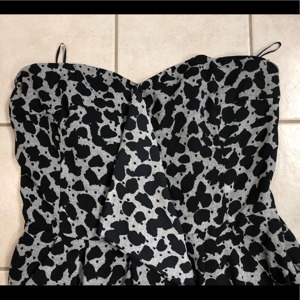 Patterned romper with pockets! - Picture 2 of 3
